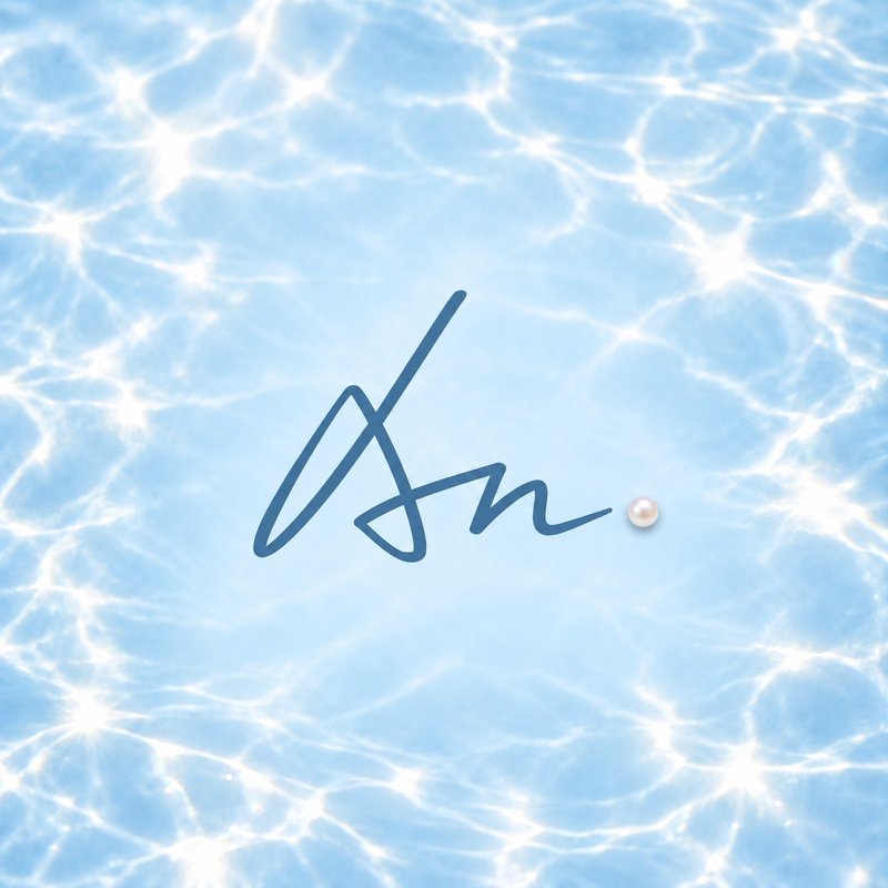 an.atelier 品牌標誌:水光上的 An. 手寫字與一顆珍珠