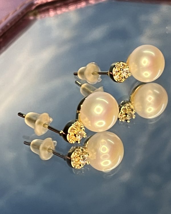 放在水光背景上的珍珠耳針